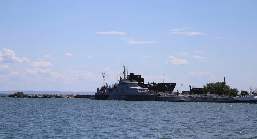 Захваченные украинские корабли перемещены в пределах стоянки судов Генмол, утверждает блогер