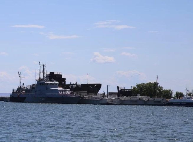 Захваченные украинские корабли перемещены в пределах стоянки судов Генмол, утверждает блогер