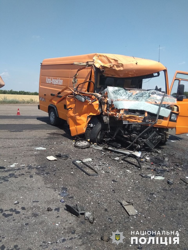 Водитель грузового микроавтобуса чудом остался жив / facebook/UA.National.Police.Nikolaev Водитель грузового микроавтобуса чудом остался жив / facebook/UA.National.Police.Nikolaev