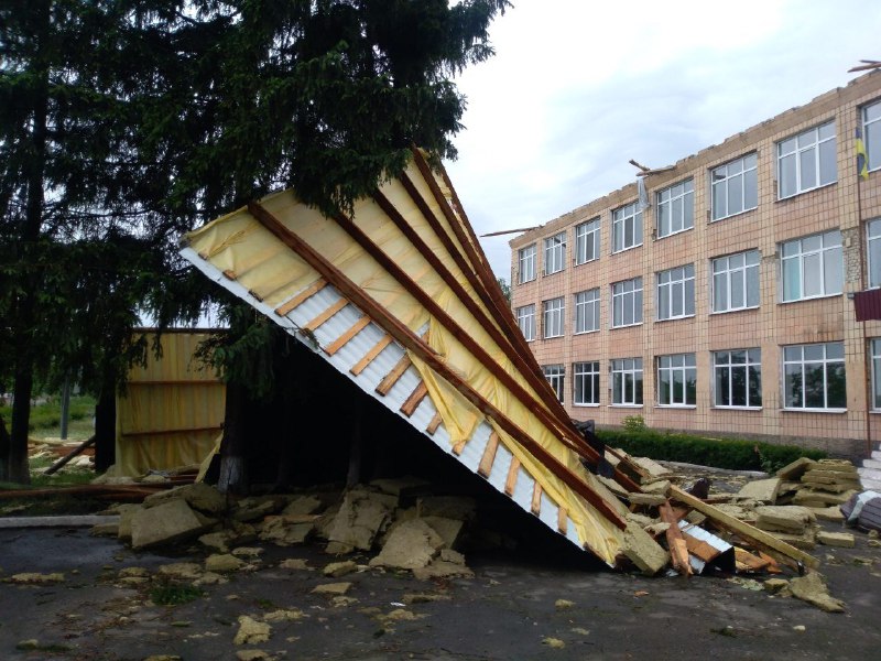 Набедокурил ураган: на Полесье стихия содрала крышу школы