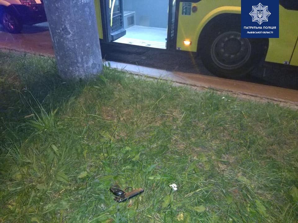 Во Львове 19-летний парень стрелял в маршрутке