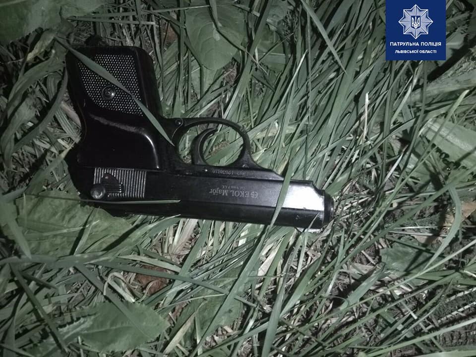 Во Львове 19-летний парень стрелял в маршрутке