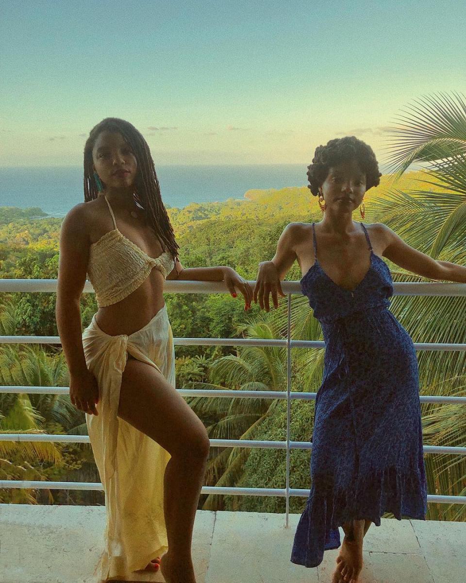 Холли Бэйли с сестрой Хлоей