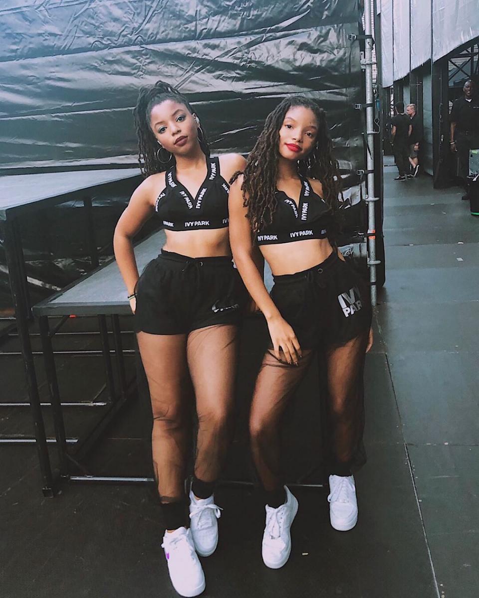 Холли Бэйли с сестрой Хлоей