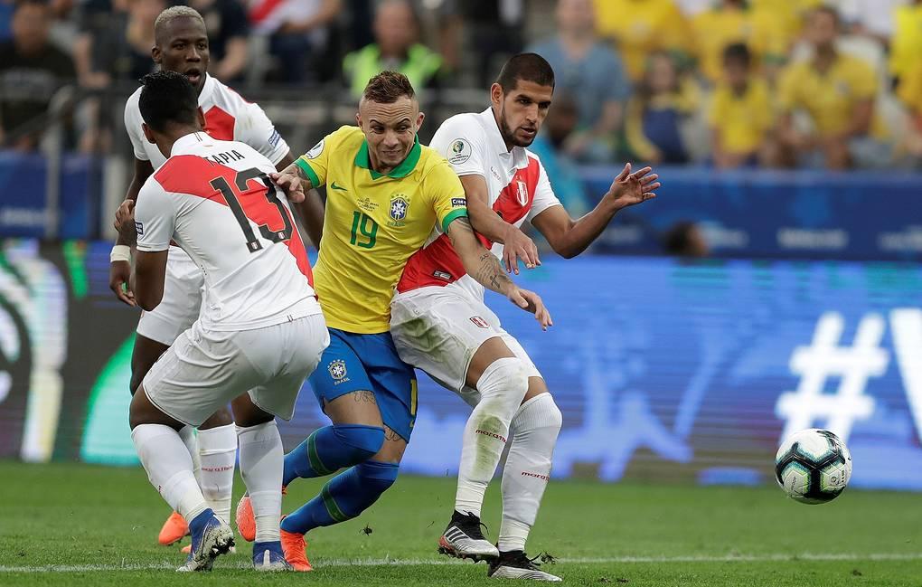 Бразилия в матче группового турнира разгромила Перу