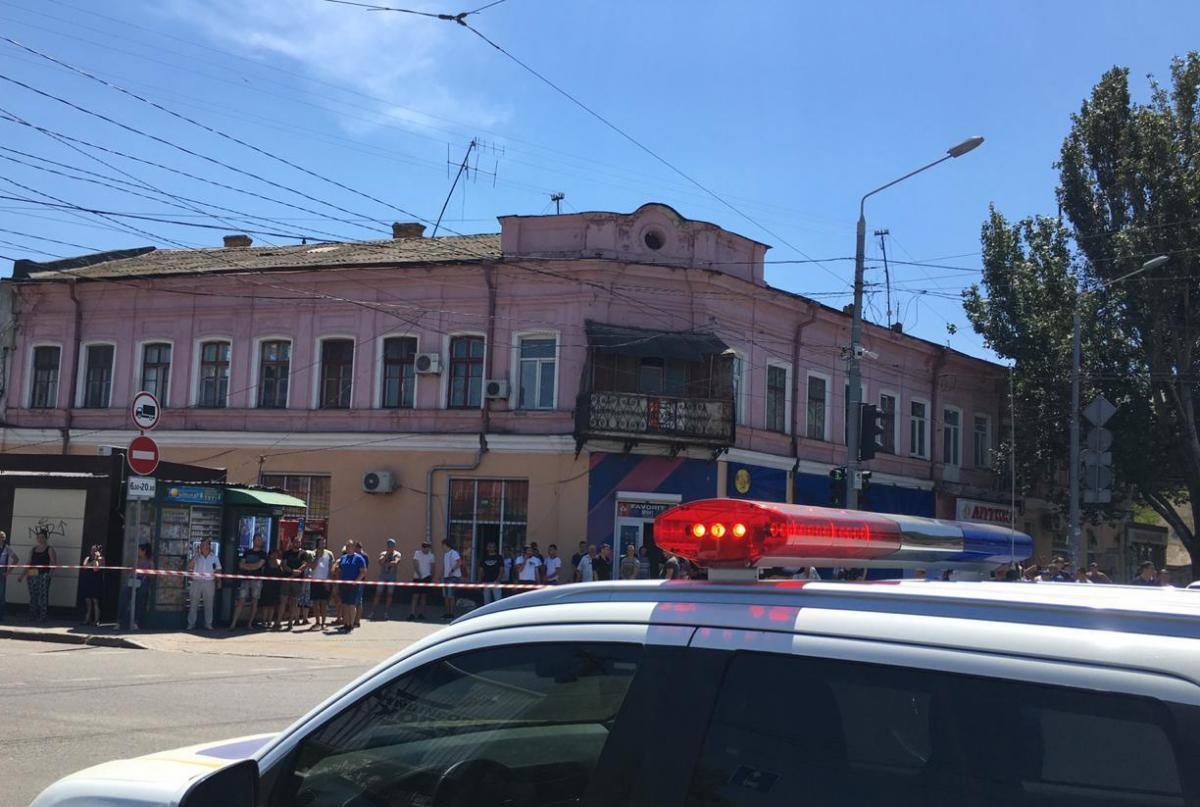 В Одессе неизвестный захватил заложницу