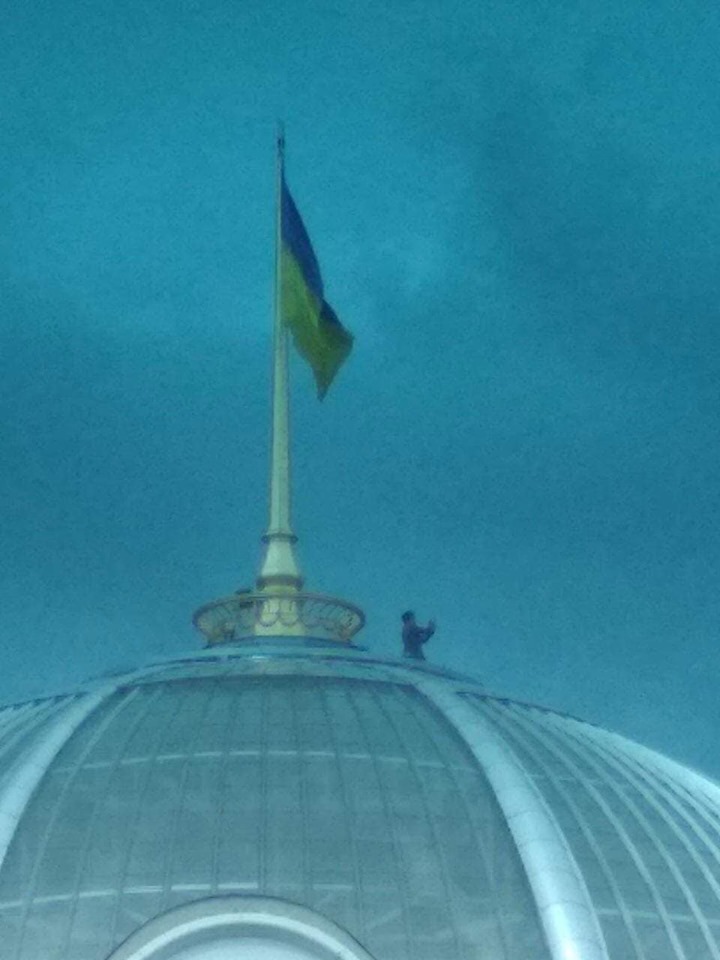 Зеленский на куполе Рады. Или не Зеленский? Зеленский на куполе Рады. Или не Зеленский?