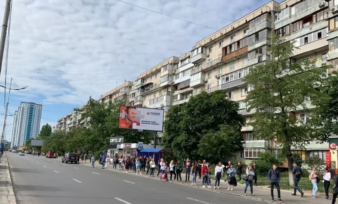 Люди на Оболони пытаются уехать наземным транспортом / ukranews.com