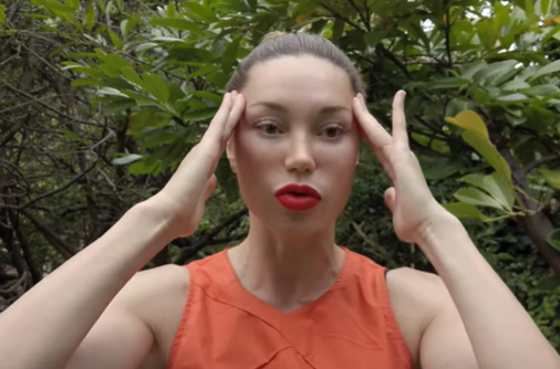 Нужно потянуть мышцы лица назад и слегка вверх Нужно потянуть мышцы лица назад и слегка вверх