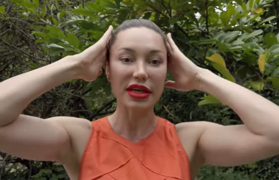 Нужно потянуть мышцы лица назад и слегка вверх Нужно потянуть мышцы лица назад и слегка вверх