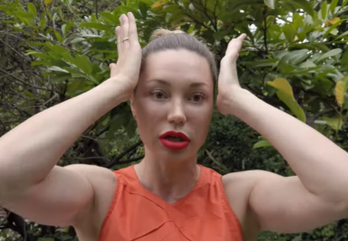 Нужно потянуть мышцы лица назад и слегка вверх Нужно потянуть мышцы лица назад и слегка вверх