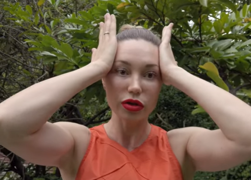 Нужно потянуть мышцы лица назад и слегка вверх Нужно потянуть мышцы лица назад и слегка вверх