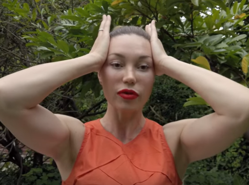 Нужно потянуть мышцы лица назад и слегка вверх Нужно потянуть мышцы лица назад и слегка вверх