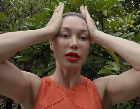 Нужно провести языком по внешней стороне зубов с начала в одну, а потом — в другую сторону Нужно провести языком по внешней стороне зубов с начала в одну, а потом — в другую сторону