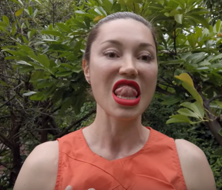 Нужно провести языком по внешней стороне зубов с начала в одну, а потом — в другую сторону Нужно провести языком по внешней стороне зубов с начала в одну, а потом — в другую сторону