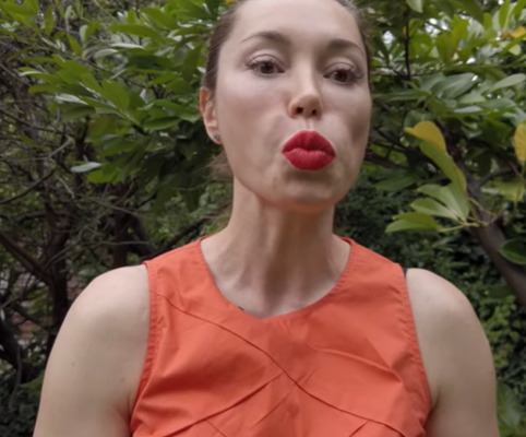 Нужно провести языком по внешней стороне зубов с начала в одну, а потом — в другую сторону Нужно провести языком по внешней стороне зубов с начала в одну, а потом — в другую сторону