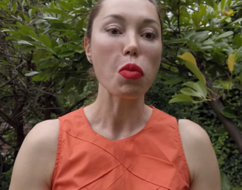 Нужно провести языком по внешней стороне зубов с начала в одну, а потом — в другую сторону Нужно провести языком по внешней стороне зубов с начала в одну, а потом — в другую сторону