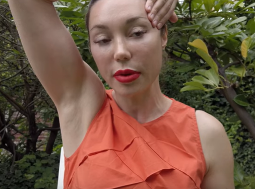 Третье упражнение делается для борьбы с "гусиными лапками" Третье упражнение делается для борьбы с "гусиными лапками"