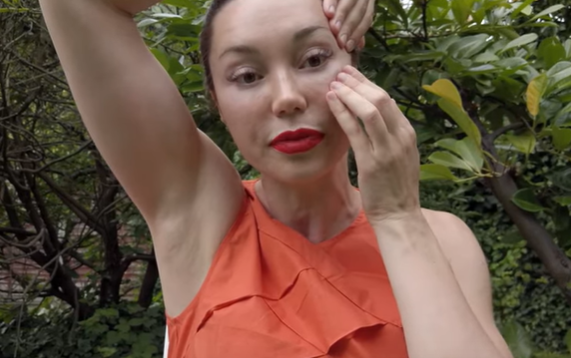 Третье упражнение делается для борьбы с "гусиными лапками" Третье упражнение делается для борьбы с "гусиными лапками"