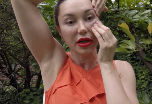 Третье упражнение делается для борьбы с "гусиными лапками" Третье упражнение делается для борьбы с "гусиными лапками"