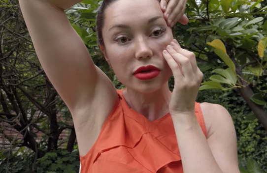 Третье упражнение делается для борьбы с "гусиными лапками" Третье упражнение делается для борьбы с "гусиными лапками"