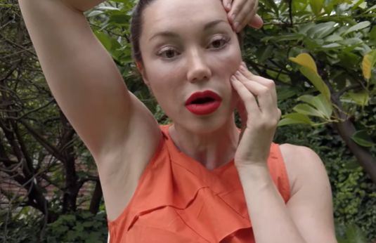 Третье упражнение делается для борьбы с "гусиными лапками" Третье упражнение делается для борьбы с "гусиными лапками"