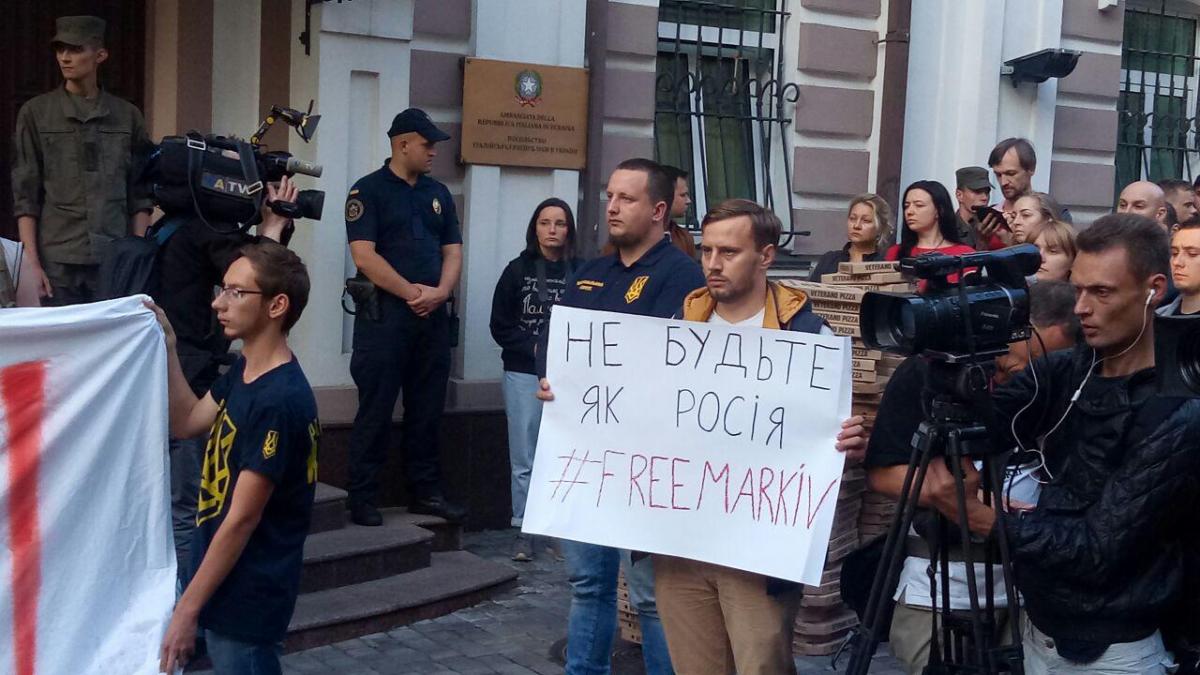 «Не будьте как Россия»: активисты пикетируют посольство Италии, требуя освободить Маркива