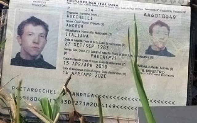 Фотография паспорта убитого на Донбассе итальянского репортера Андреа Роккелли Фотография паспорта убитого на Донбассе итальянского репортера Андреа Роккелли