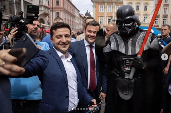 Зеленский с Дартом Вейдером во Львове / Фото: Instagram/zelenskiy_official Зеленский с Дартом Вейдером во Львове / Фото: Instagram/zelenskiy_official