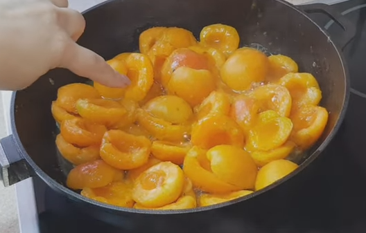 Варенье из абрикос дольками быстро готовится