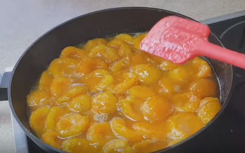 Абрикосовое варенье дольками быстро готовится 