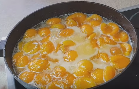 Варенье из абрикос дольками быстро готовится