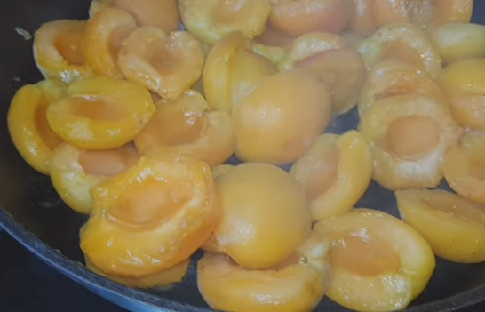 Варенье из абрикос дольками быстро готовится