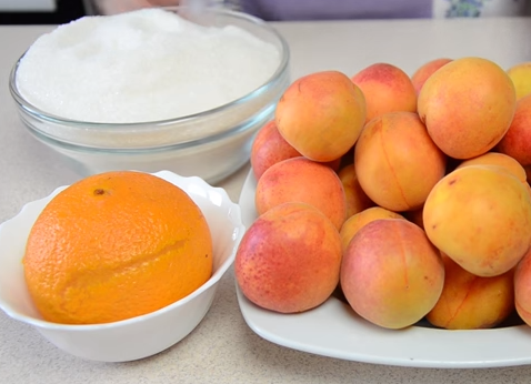 Абрикосовое варенье с апельсином достаточно долго готовится