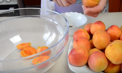 Абрикосовое варенье с апельсином достаточно долго готовится