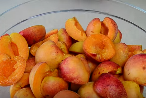 Абрикосовое варенье с апельсином достаточно долго готовится