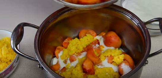 Абрикосовое варенье с апельсином достаточно долго готовится