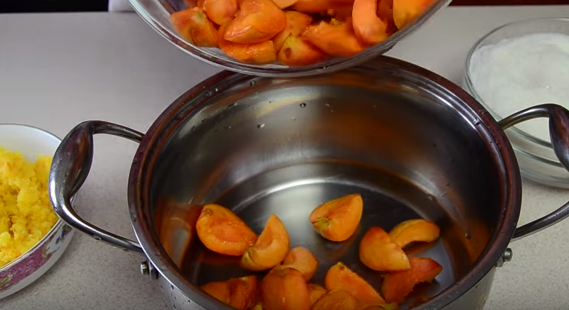 Абрикосовое варенье с апельсином достаточно долго готовится