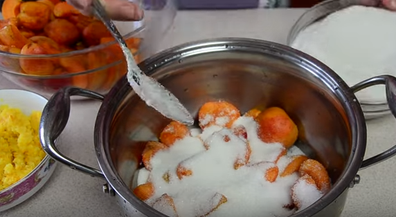 Абрикосовое варенье с апельсином достаточно долго готовится