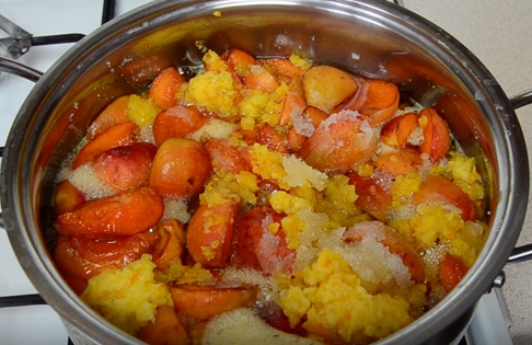 Абрикосовое варенье с апельсином достаточно долго готовится