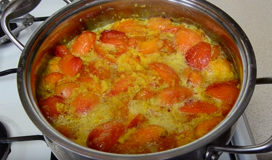 Абрикосовое варенье с апельсином достаточно долго готовится