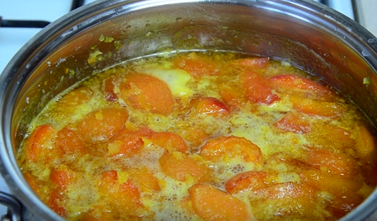 Абрикосовое варенье с апельсином достаточно долго готовится