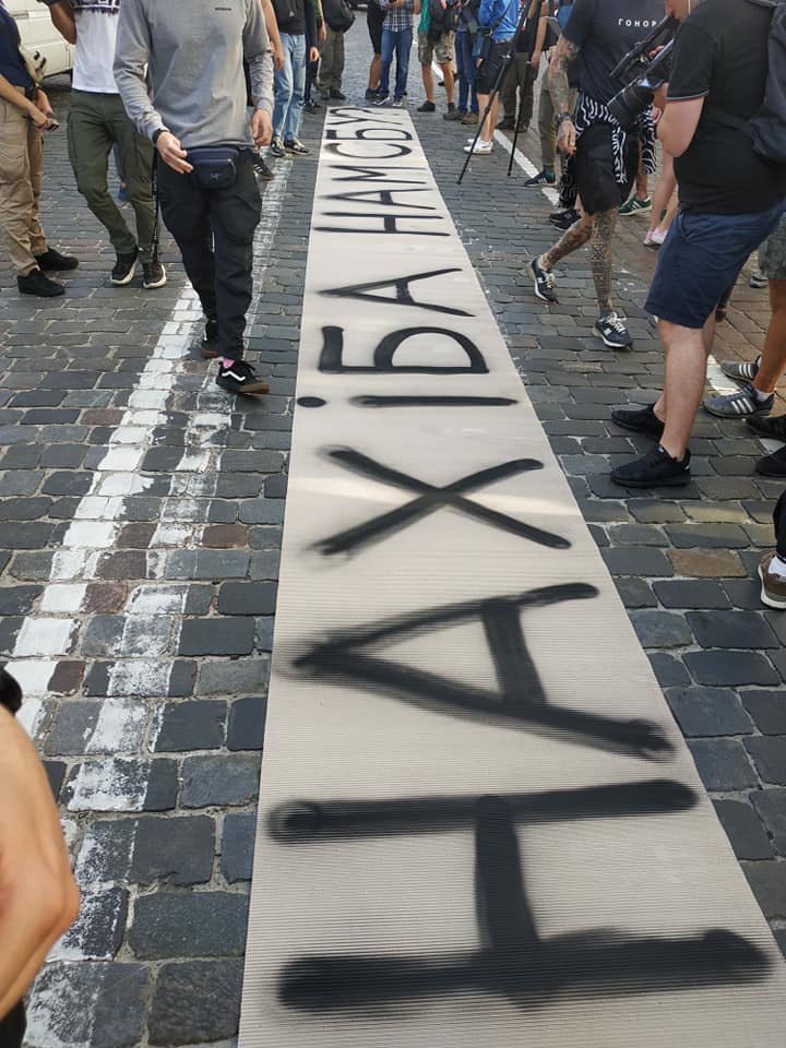 Акция протеста у СБУ против канала 112 Украина