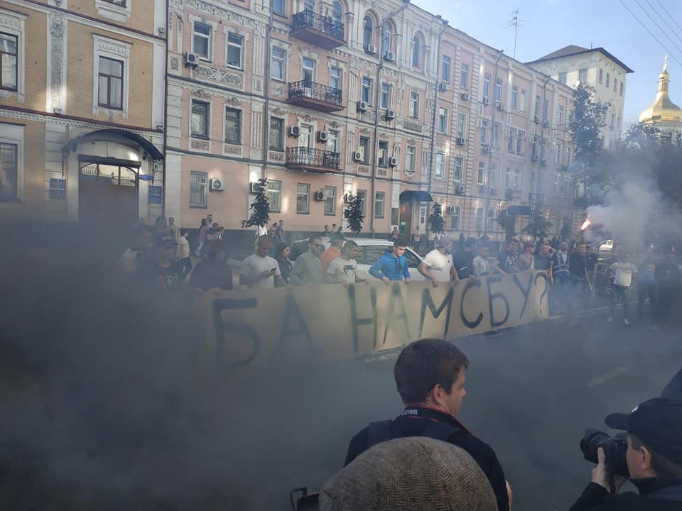 Акция протеста у СБУ против канала 112 Украина