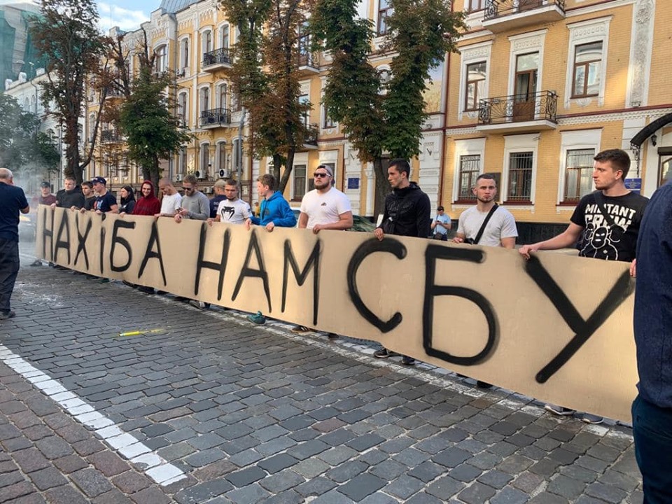 Акция протеста у СБУ против канала 112 Украина