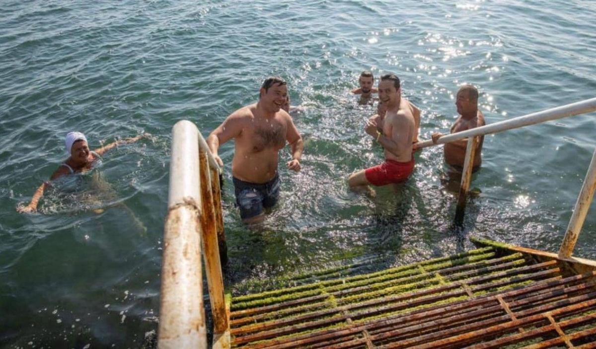 Вода-то в море холодная": Сеть взорвалась после купания Зеленского и  команды в Черном море - Украина - Главред