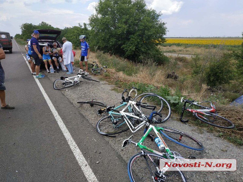 Под Николаевом автомобиль сбил группу детей-велосипедистов