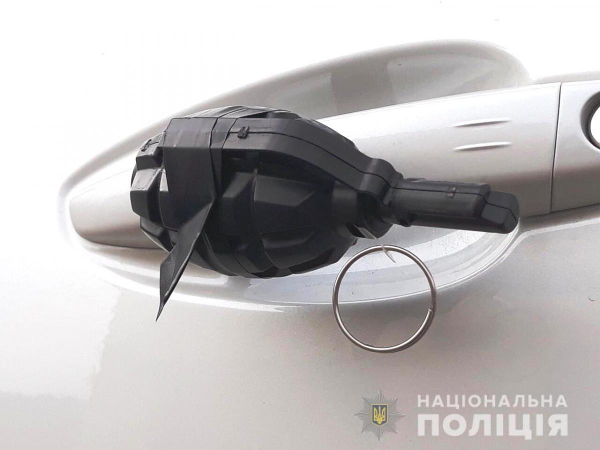 прикрепил пиротехническое изделие в виде страйкбольной гранаты прикрепил пиротехническое изделие в виде страйкбольной гранаты