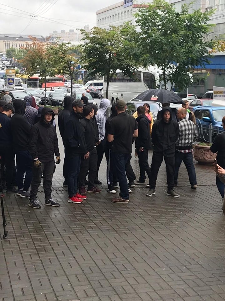 Титушки Порошенко возле ГБР Титушки Порошенко возле ГБР