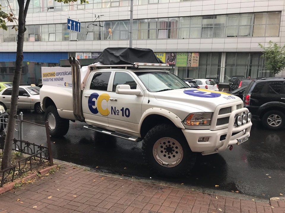 Титушки Порошенко возле ГБР Титушки Порошенко возле ГБР